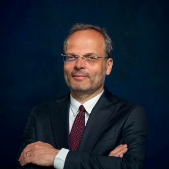  Fotografisches Portrait von Dr. Felix Klein im Anzug vor dunkelblauen Hintergrund