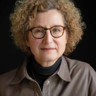 fotografisches Portrait von Frau Dr. Heike Pöppelmann vor schwarzer Wand